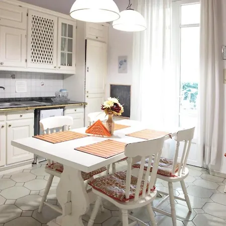 Apartment Helios - Centre, Lake, 10' Car - Free Parking Self Check-in Airco Varese